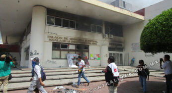 Arde ayuntamiento de Iguala, guarida de delincuentes