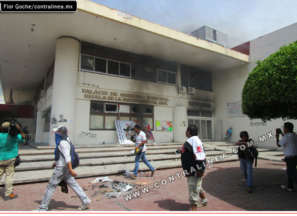 Arde ayuntamiento de Iguala, guarida de delincuentes