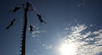 Voladores de Papantla acusan “daño moral” de cervecería Cuauhtémoc-Moctezuma