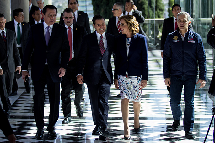 Miguel Ángel Osorio Chong, secretario de Gobernación; Enrique Peña Nieto, Presidente de México; María Elena Morera, presidenta de Causa en Común, y Miguel Ángel Mancera, Jefe de Gobierno