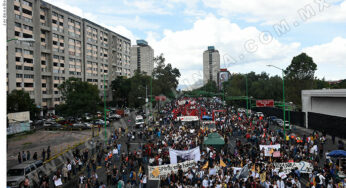 Marchan miles para conmemorar los 50 años de la matanza de Tlatelolco