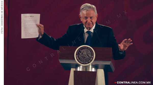 Firma AMLO compromiso para no reelegirse en 2024