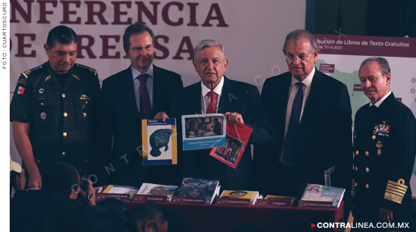 AMLO se compromete a entregar libros de texto a tiempo