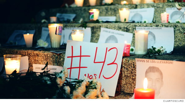 altar por los 43 estudiantes desaparecidos de Ayotzinapa