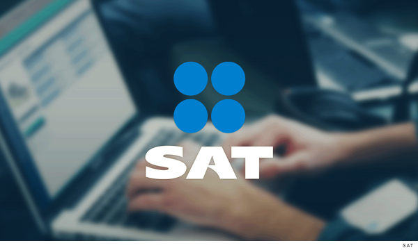 Primer plano del logo del sat al fondo se visualiza las manos de una persona sobre una computadora