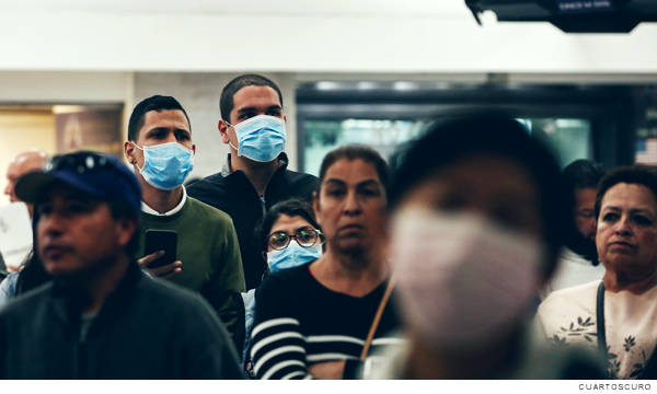 Gente con cubrebocas por la pandemia de la Covid-19