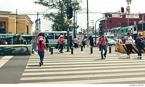 Cruce peatonal con semáforo verde para peatones