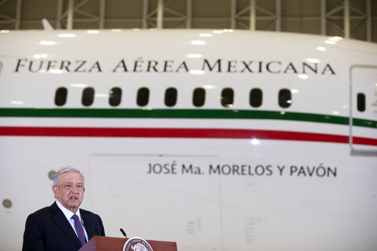 López Obrador exhibe el “faraónico” avión presidencial utilizado por Peña Nieto; el financiamiento fue de casi 7 mil mdp