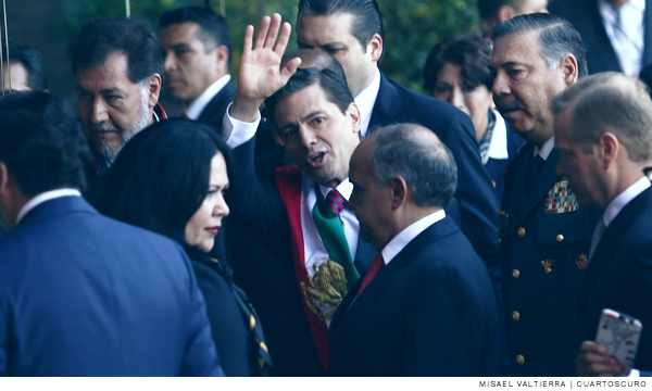 Foto de Enrique Peña Nieto saludando