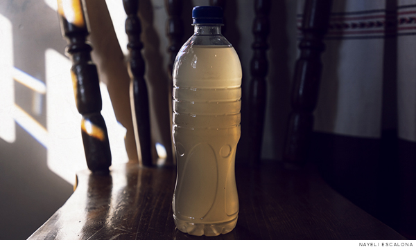 Imagen de una botella de plastico rellena con agua contaminada