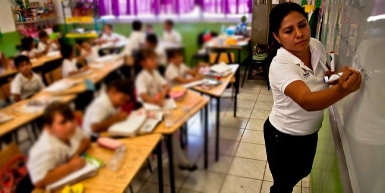 clase con libros de texto gratuitos