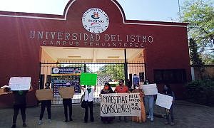 Manifestantes fuera de la Unistmo