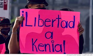 Manifestante pide libertad para la activista Kenia Inés Hernández