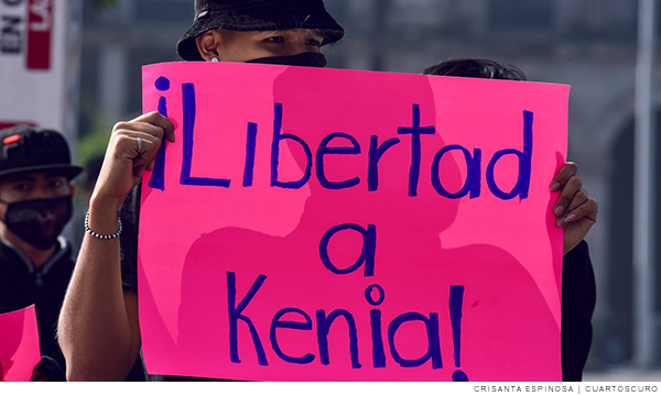 Manifestante pide libertad para la activista Kenia Inés Hernández