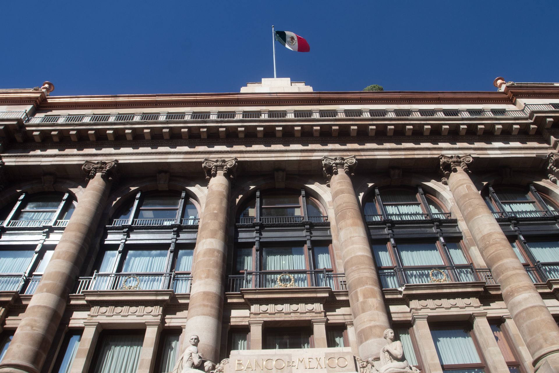 las reservas del Banco de México pasaran de 176 mil millones de dólares a 206 mil millones de dólares