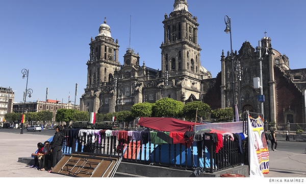 Indígenas triquis desplazados, sobreviven frente a Palacio Nacional