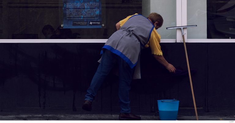 Mujer haciendo trabajo de limpieza