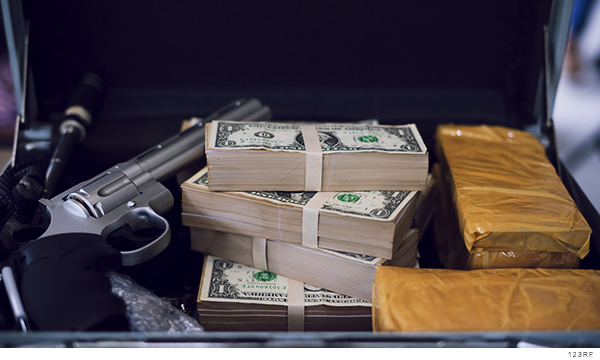 Arma, dinero y drogas en un maletín