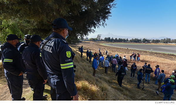 mandos policiacos observando a una caravana