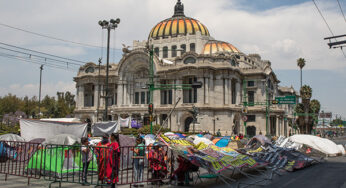 Indígenas triquis desplazados levantan plantón sobre Eje Central