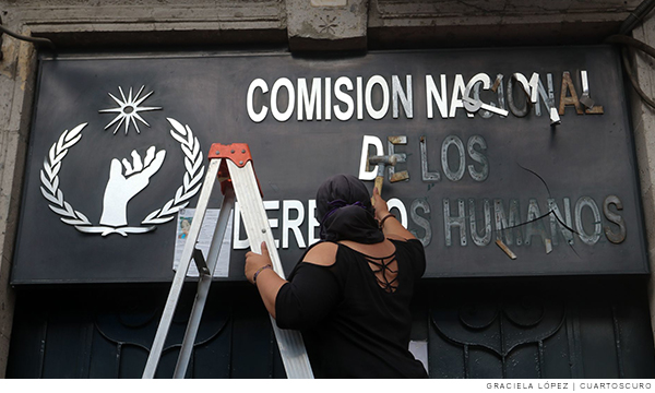 Manifestante vandaliza fachada de la CNDH