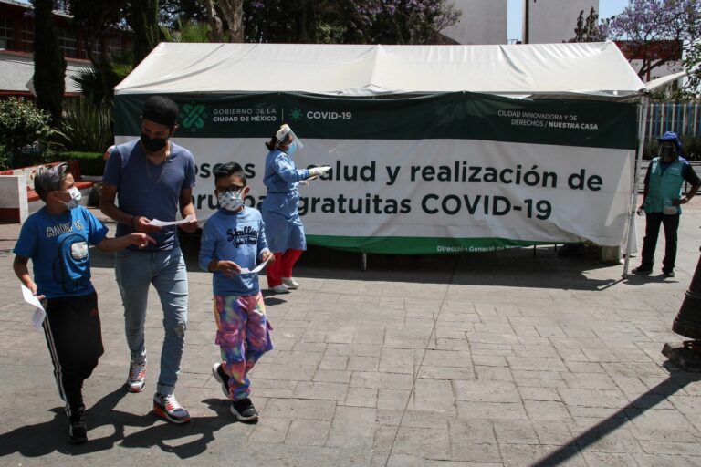 niños y adolescentes en quiosco de pruebas covid-19