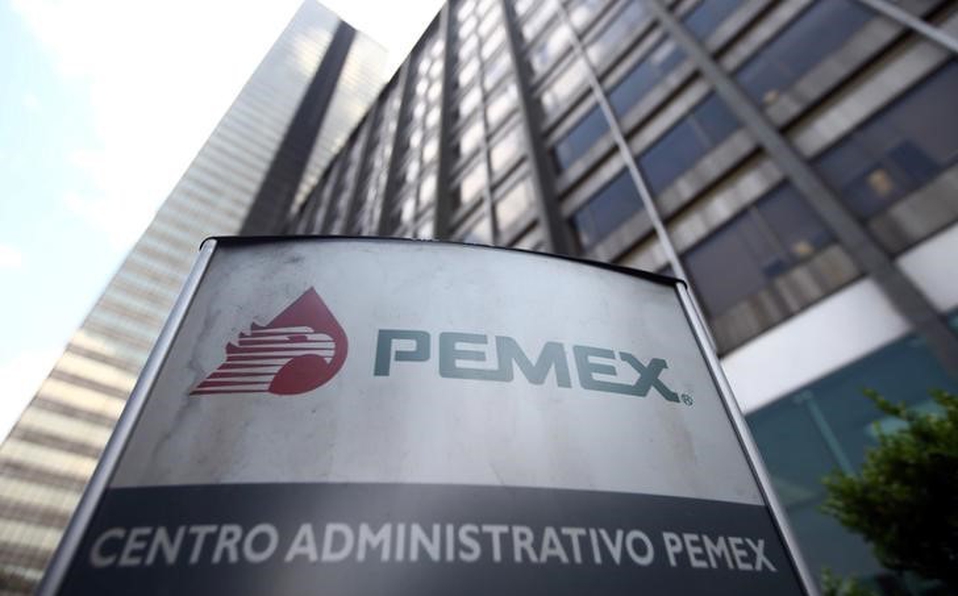 Durante la presente administración, Pemex ha tenido una reducción en la deuda de 32 mil 900 millones de dólares, es decir que descendió un 24.9 por ciento, aseguró el director general de Petróleos Mexicanos, Octavio Romero Oropeza