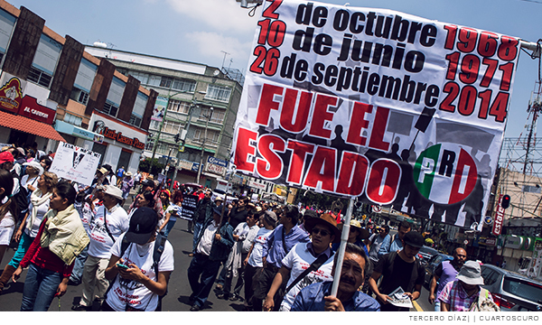 Manifestante con cartel con las represiones del 2 de octubre, el Halconazo y el 26 de septiembre de 2014