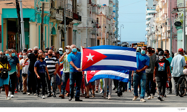 Manifestantes sosteniendo banderas de Cuba