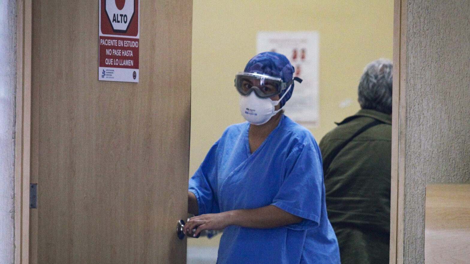 Enfermera con mascarilla atiende pa cientes con covid-19 en México