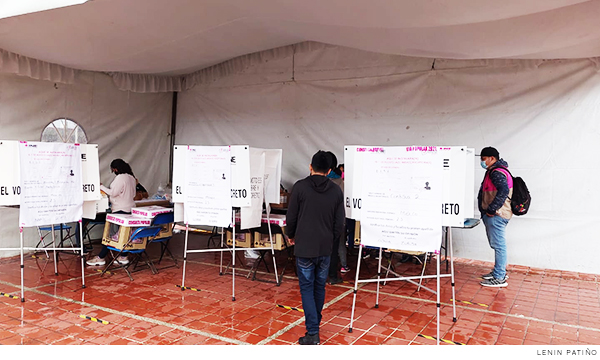 ciudadanos votando en las mesas receptoras en Chimalhuacán