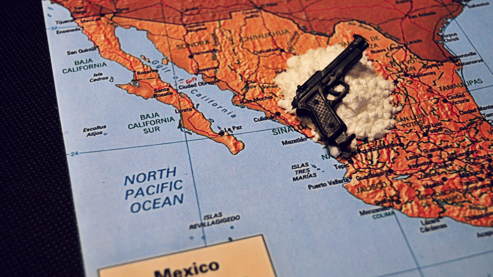 pistola sobre el mapa de mexico hace referencia al crimen y la seguridad nacional