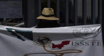 Denuncian ante AMLO irregularidades en el ISSSTE