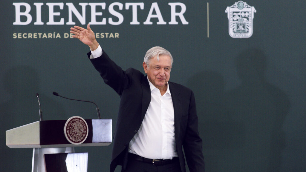 A tres años de gobierno, el presidente lopez obrador saluda en el tercer informe de gobierno