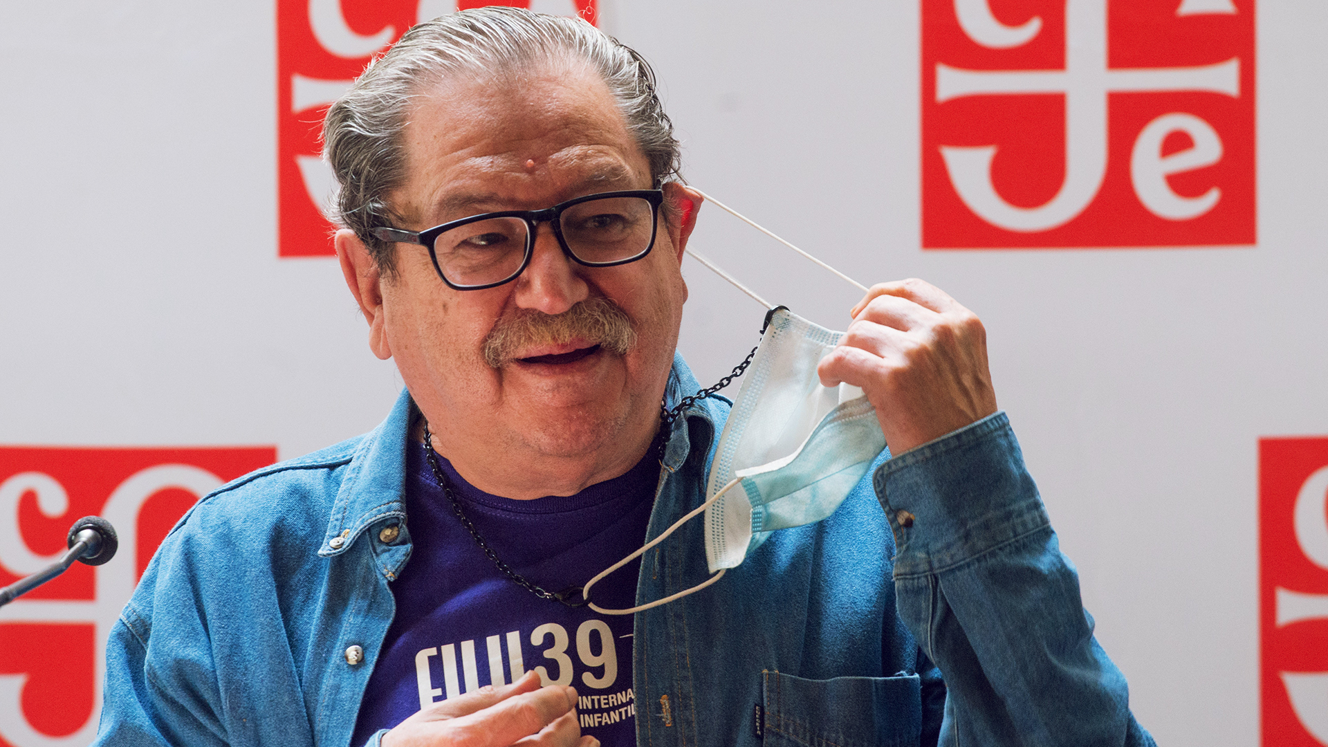 el escritor, historiador y literato Paco Ignacio Taibo II se quita la mascarilla durante un evento