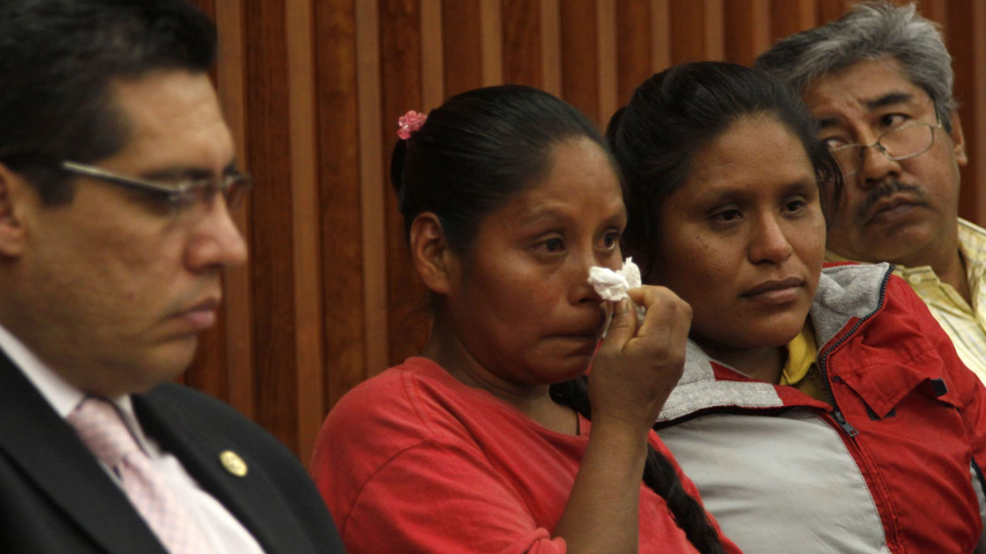 Mujeres indigenas lloran con un pñuelo en la mano