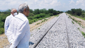 Recorrido del presidente López Obrador por las vías del Tren maya