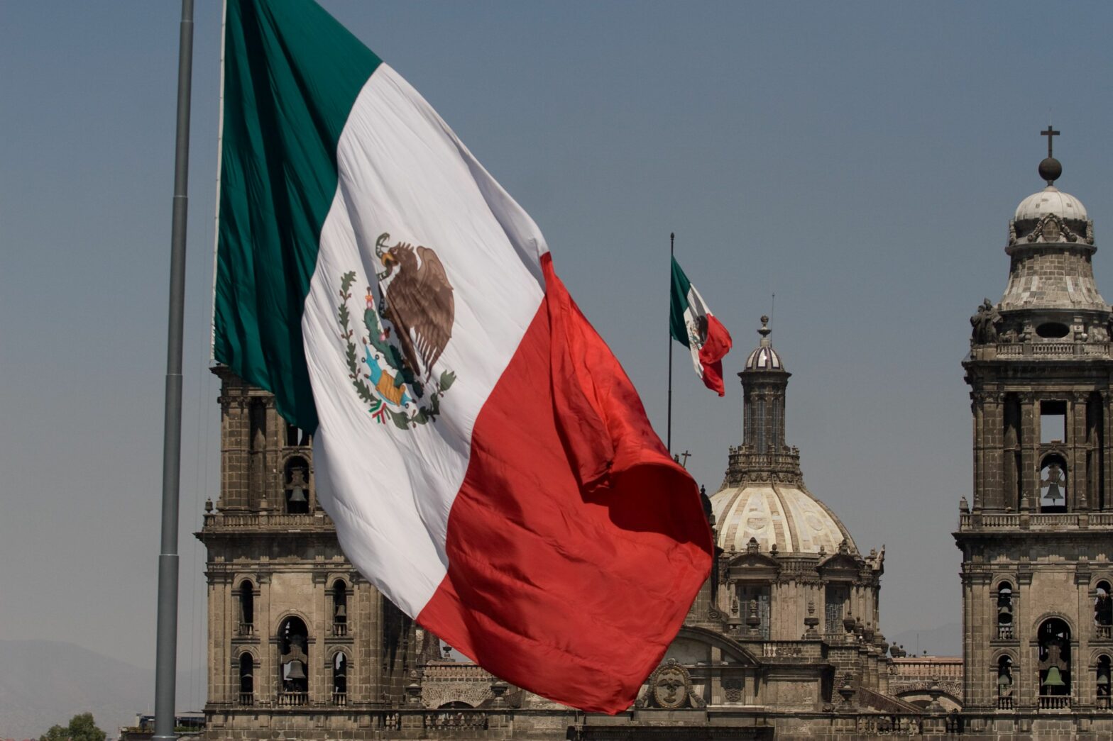 Banderas de México, al fondo la Catedral
