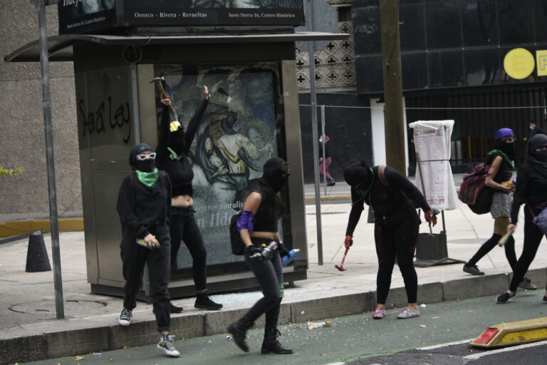 Manifestantes durante la marcha pro aborto