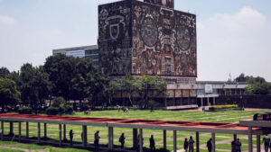 Imagne anoramica de la biblioteca central de la UNAM