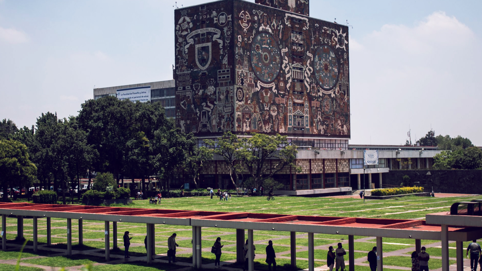 Imagen panorámica de la biblioteca central de la UNAM