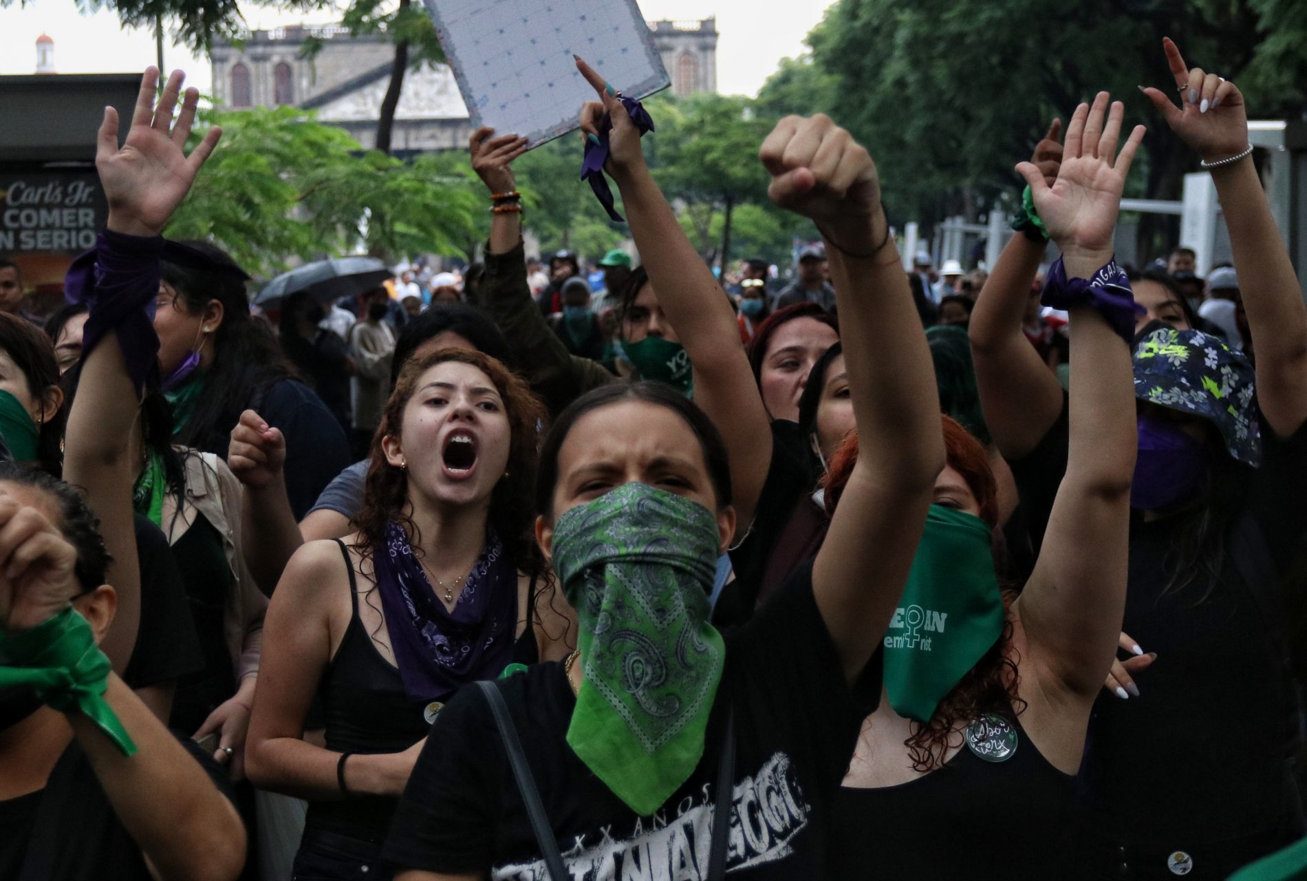 manifestantes gritan y alzan los brazos en pro del aborto