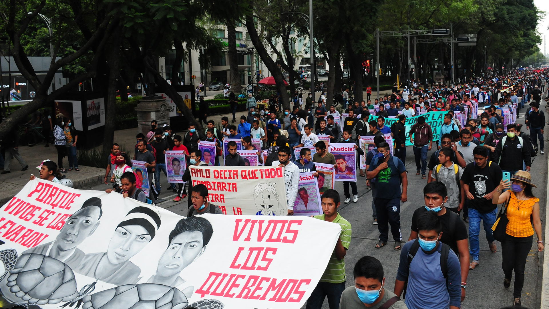 Imagen de una marcha por la desaparición forzada de 43 estudiantes de la de la Escuela Normal Rural Raúl Isidro Burgos, de Ayotzinapa, Guerrero.