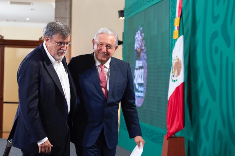 Julio Scherer junto a Andrés Manuel López Obrador