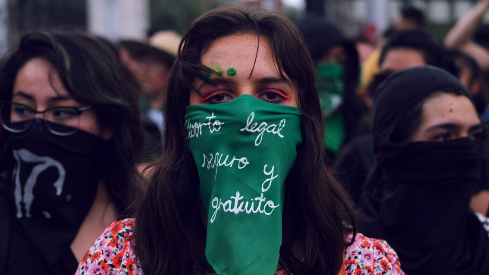 Mujer con tapabocas verde se manifiesta en pro del aborto