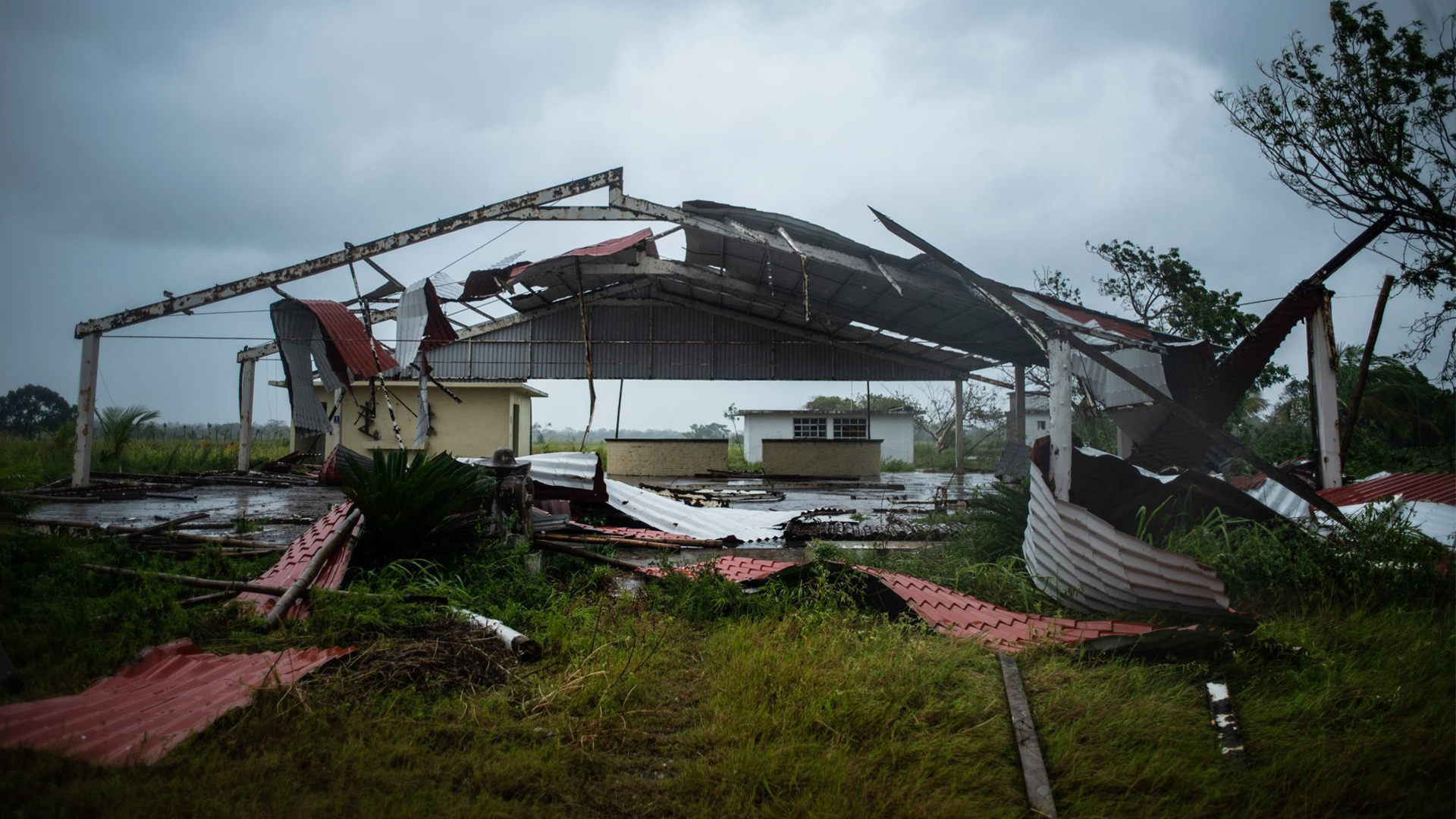 Imagen de una casa destrozada por el paso del huracan Grace