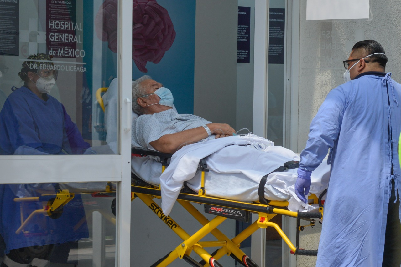 Un adulto mayor entra en el hopital del Instituto Mexicano del Seguro Social (IMSS) en camilla