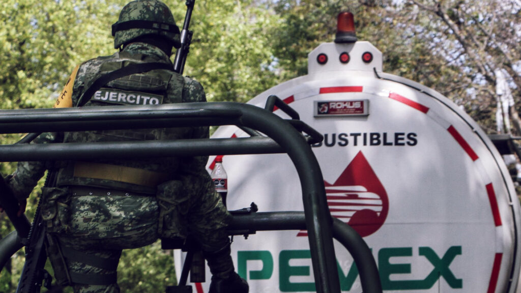 Pipa de Pemex, en primer plano un elemento militar