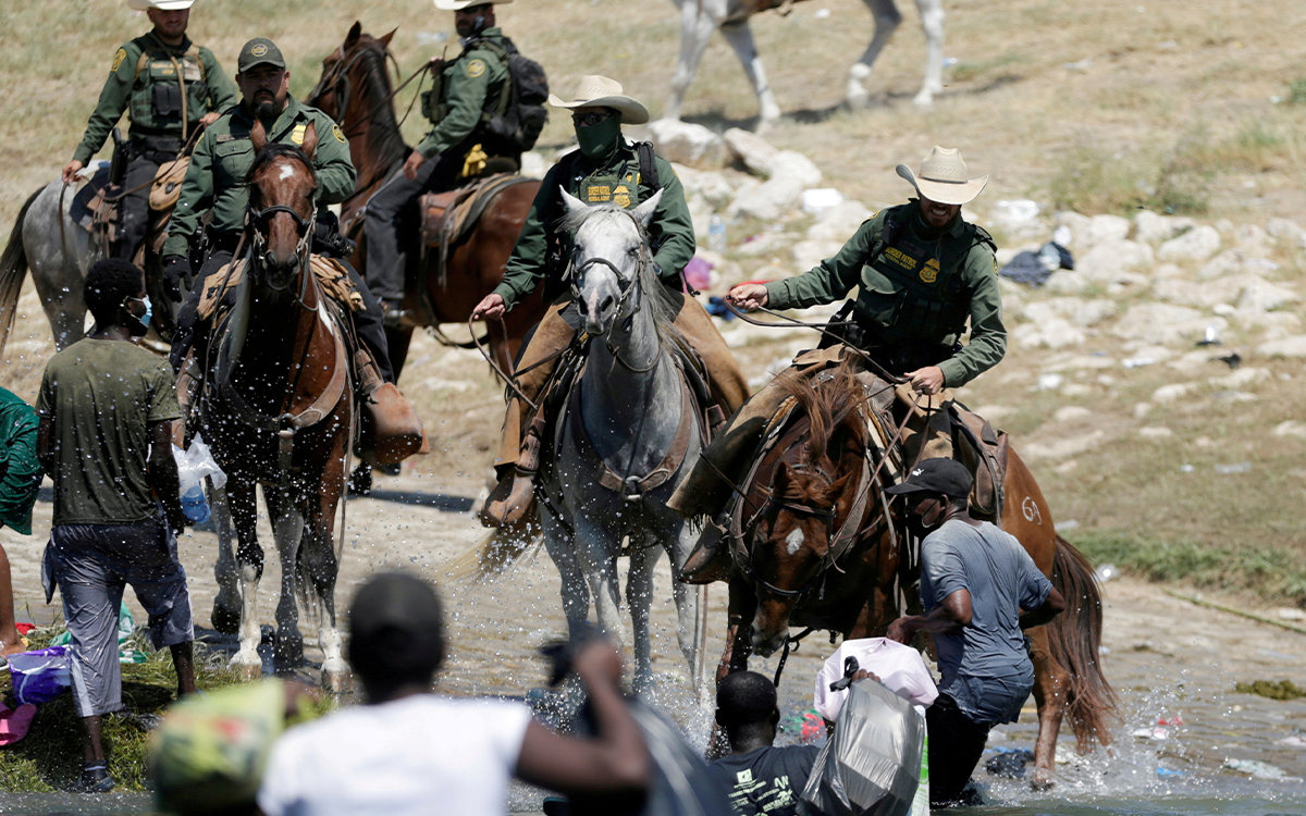 Policía montada arremete contra migrantes cerca de la frontera México-Estados Unidos