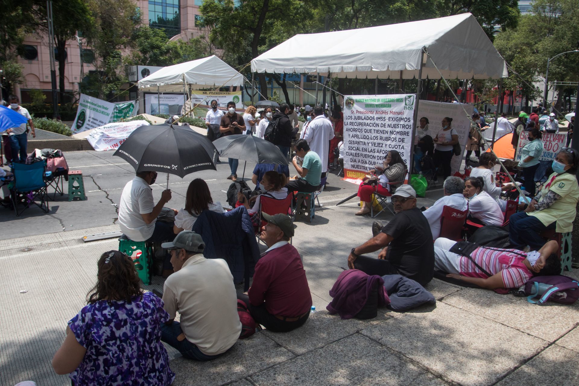 Jubilados del IMSS mantienen un bloque sobre avenida Reforma para exigir que se les regrese el dinero de sus ahorros de más de 27 años, el cual esta depositado en su afore pero no está reflejado